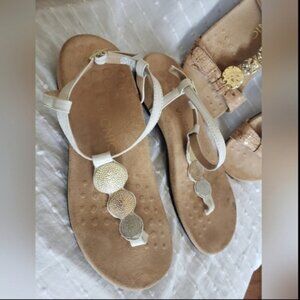 White vioni  sandle size 7